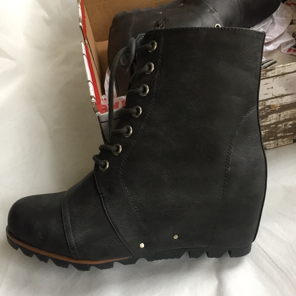 Brand new in box Wedge Boot! Size 9.5